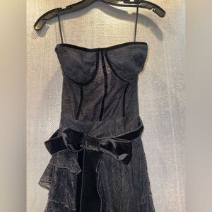 🖤alice + olivia Strapless lace dress with bow accent (removable)